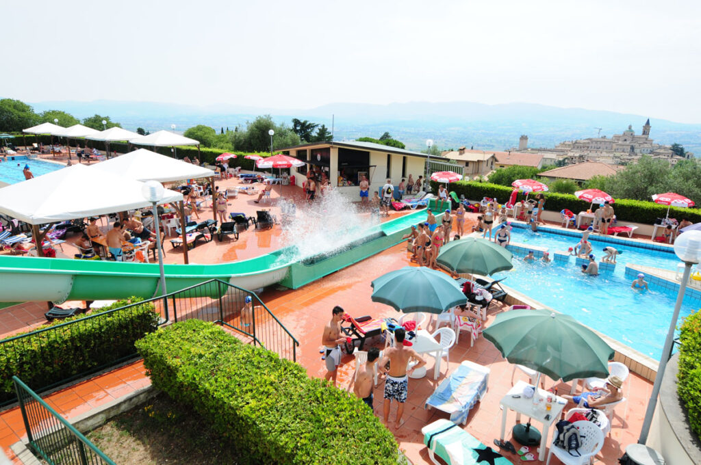 Scivolo Piscina con Parco Acquatico